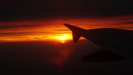 Die-Sonne-Aus-Dem-Fenster-Eines-Flugzeugs-Aufgehen-Sehen.